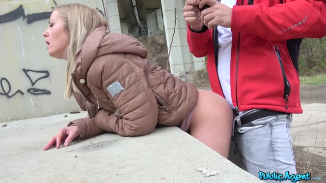 FakeHub_-_PublicAgent_presents_Sicilia_in_Student_Actress_Fucked_Outside_-_05.05.2017.mp4.00010.jpg