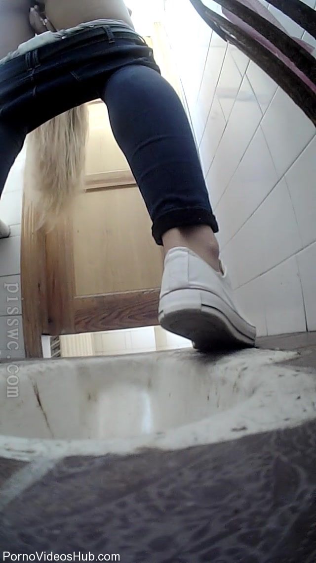 Pisswc_-_Spy_Cam_In_WC_-_221.avi.00009.jpg