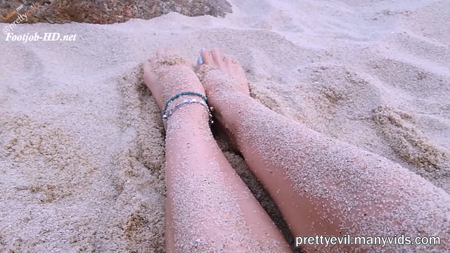 ManyVids_presents_prettyevil_in_Footjob_on_the_Beach_public_Foot_Fetish_-_03.03.2018.mp4.00007.jpg