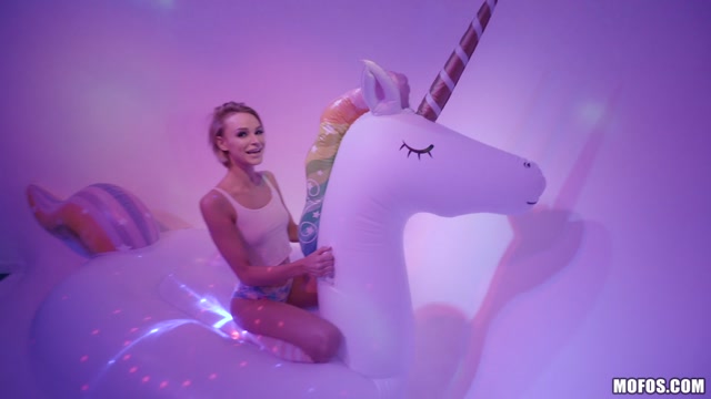Mofos_-_DontBreakMe_presents_Emma_Hix_-_Inflatable_Room_-_20.03.2019.mp4.00000.jpg