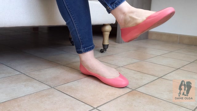 Dame_Olga_-_Shoejob_-_Flatjob_with_Pink_Rubber_Flats.mp4.00001.jpg