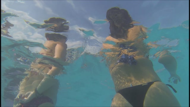 Underwater_swimsuit_tracking_-_YMUW-1040.mp4.00015.jpg