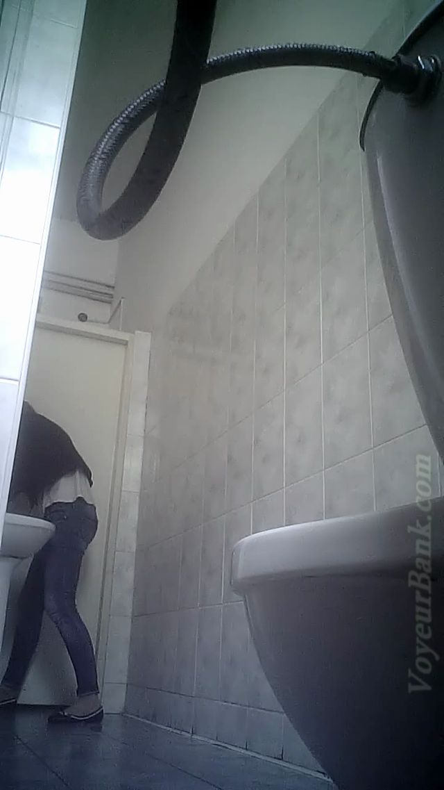 VoyeurBank_Toilet_-_Piss2406.wmv.00005.jpg