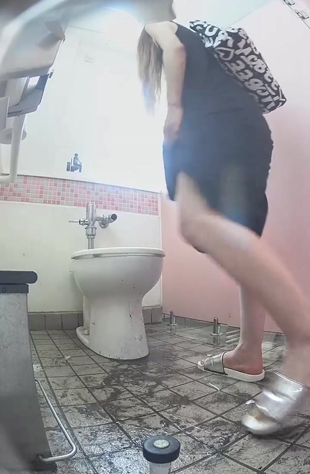 Voyeur_Toilet_Pissing_-_Japanese_style_toilet_-_15274912.mp4.00005.jpg