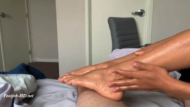 Petite_Teen_Gives_Passionate_Footjob_With_Cumshot_-_Amateur_Chi-Girl.mp4.00006.jpg