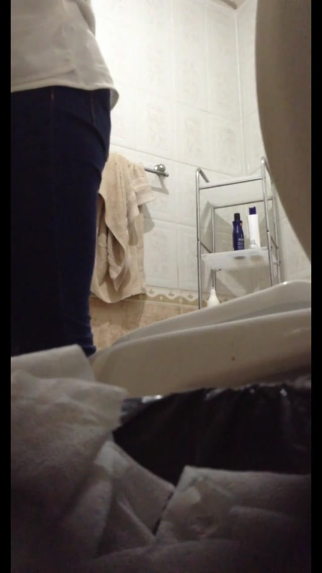 Voyeur_Pissing_Toilet_-_15275119.mp4.00013.jpg