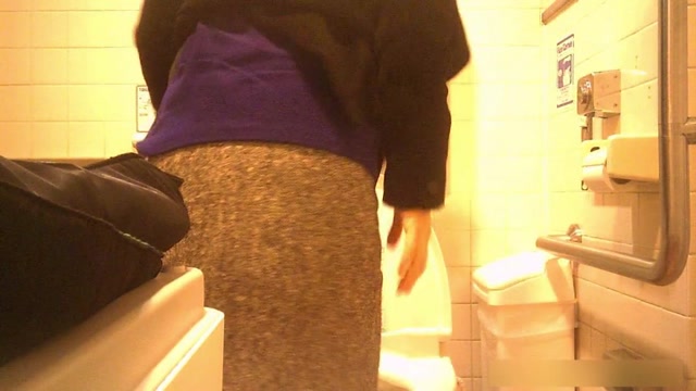 Voyeur_Toilet_-_15309667.mp4.00000.jpg