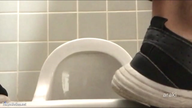 Voyeur_Toilet_Pissing_-_15273196.mp4.00004.jpg