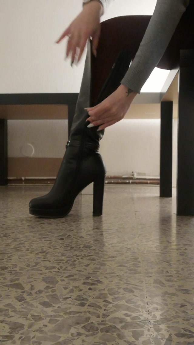 scarlettferrari_12-02-2020_Taking_off_my_boots_after_a_long_day.mp4.00002.jpg