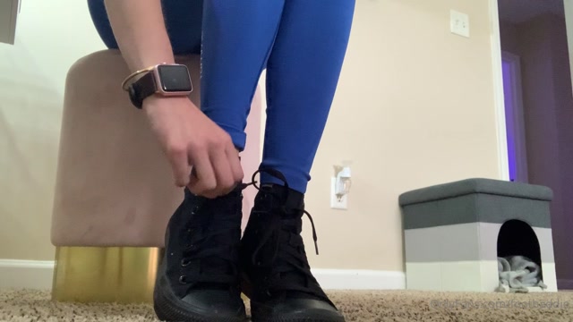 footbaddie_13-05-2020_Omg_sweaty_soles_Don_t_you_wish_you_could_lick_it_clean_they_stink_so_badly_after_the_gym_.mp4.00000.jpg