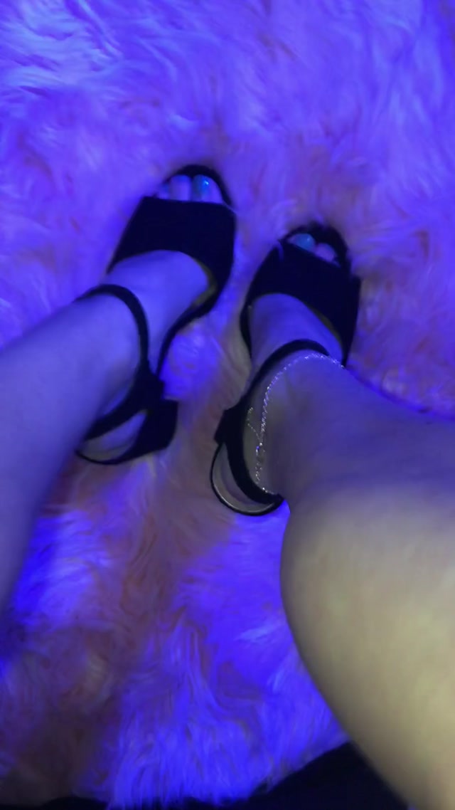 footbaddie_16-11-2018_My_toes_make_you_twitch_don_t_they_slut_end.mp4.00011.jpg