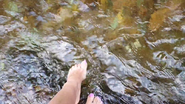 goddessambra_05-08-2020_Current_activity_...relaxing_My_feet_in_this_chilly_r.mp4.00004.jpg