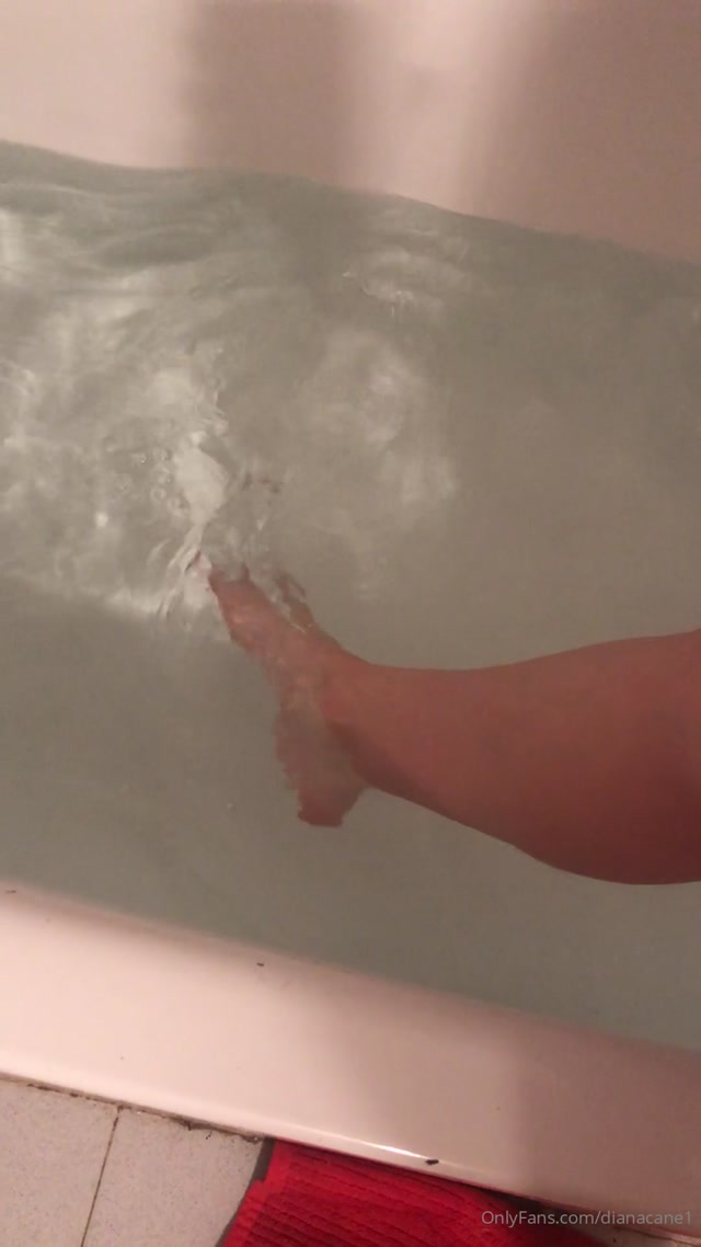 dianacane_12-04-2020_Playing_with_my_feet_in_my_bathtub_playing_with_the_wat.mp4.00004.jpg
