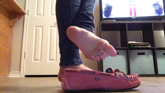 nataliefox_12-10-2019-70492451-Pink_Moccasin_Shoe_Play_Wrinkled_Soles__3_min_.mp4.00004.jpg