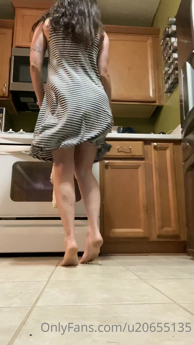 junifurmoon Dancing with dirty feet while I clean the kitchen. 00004