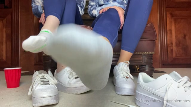 sizetensolemates 28 11 2020 1342923389 my mom s big onlyfans debut filling you in on our size 10 soles smelly socks 00005