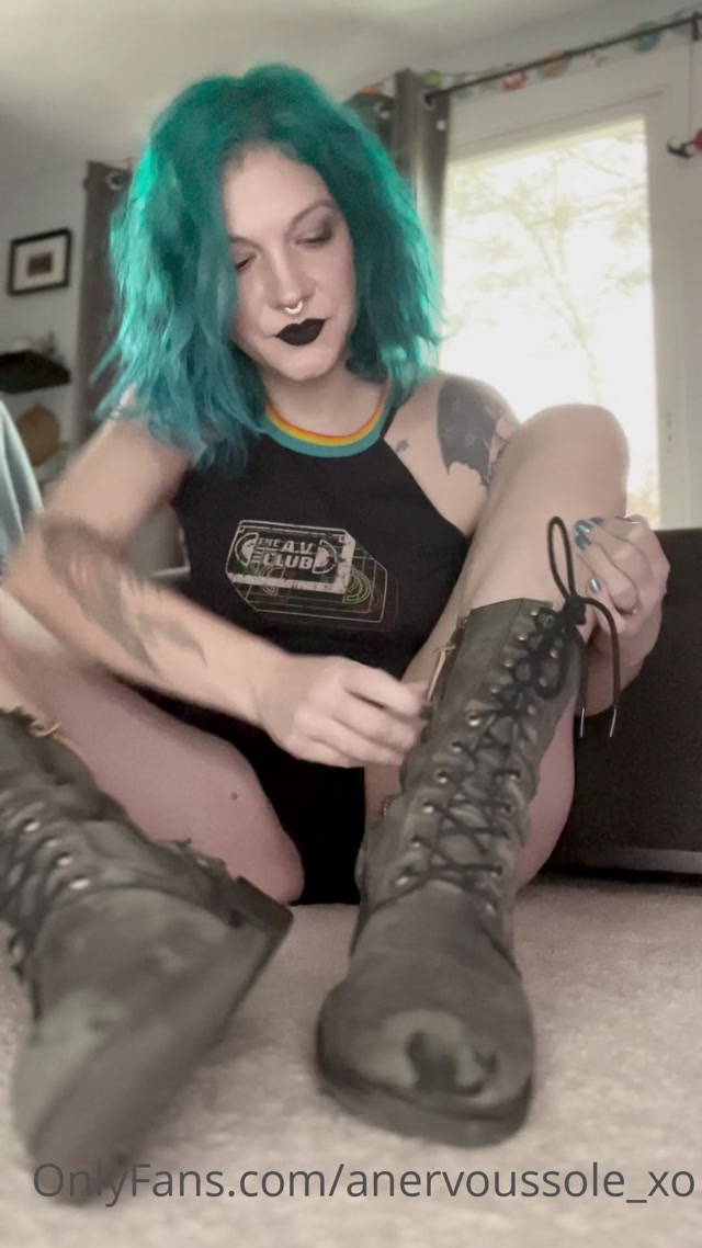 Goddess Amanda - Minutes of me cheerfully taking off my big old stinky smelly leather combat boots (Also,_79 (@anervoussole_xo) (03.01.2022) 00006