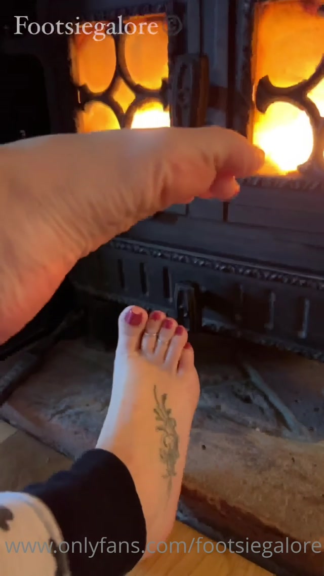 footsiegalore 10-01-2023-2739250727-Looking all hot and sexy by the fire  00014