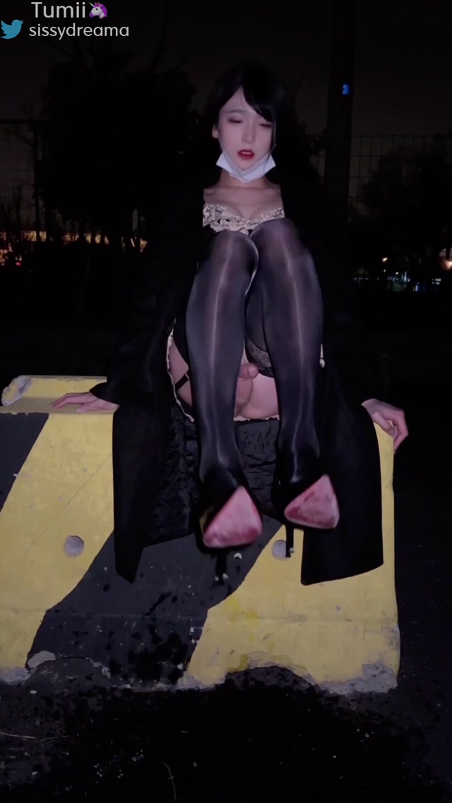 TransTumii aka TSTummi – Night Walk Public Exhibition Piss n Cum (Premium user request) 00009